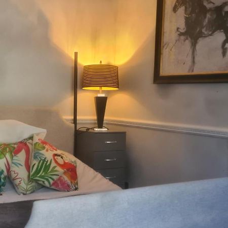 Parc Lodge Guesthouse Bridgend  Buitenkant foto