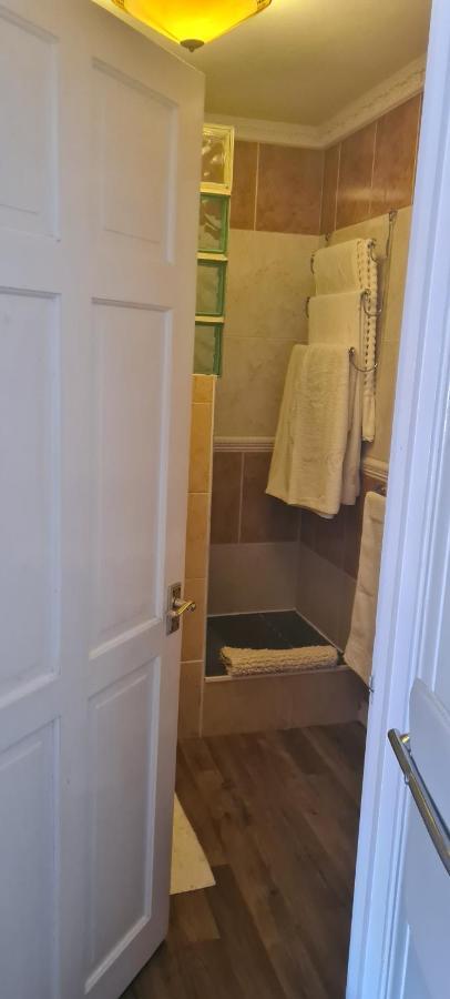 Parc Lodge Guesthouse Bridgend  Buitenkant foto